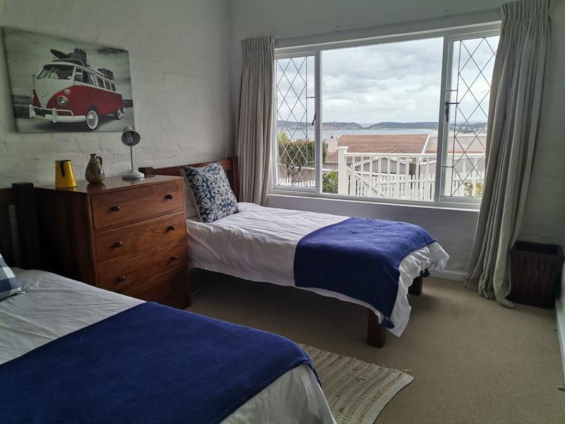 To Let 4 Bedroom Property for Rent in Signal Hill Western Cape